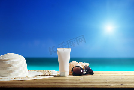 关于太阳的和摄影照片_防晒霜和太阳镜上海滩