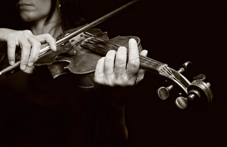 提琴手摄影照片_拉小提琴的音乐家