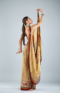 印度纱丽传统的年轻亚洲印度女人