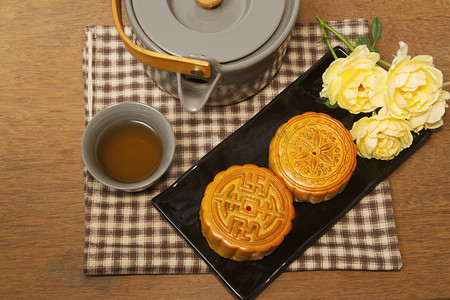约惠中秋摄影照片_中国的月饼与茶道木制背景