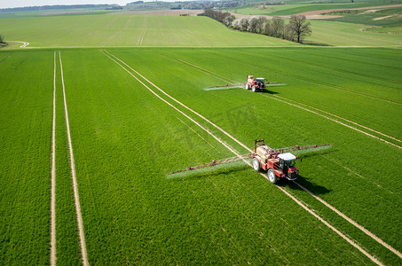 农业工作摄影照片_拖拉机的鸟瞰图