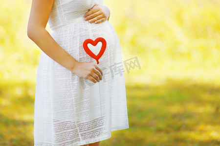 夏天衣服摄影照片_孕期、 产期和新家庭的概念 — — 孕妇和