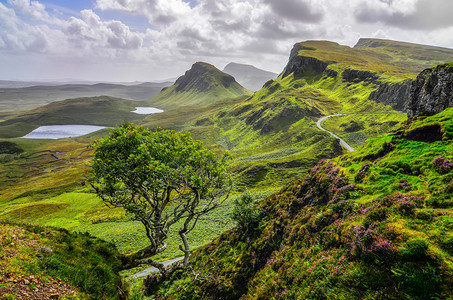 景区视图摄影照片_quiraing 山在斯凯岛、 苏格兰高的景区视图