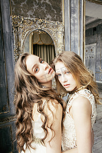 补水美妆首页摄影照片_在豪华的内饰对漂亮的双胞胎姐妹