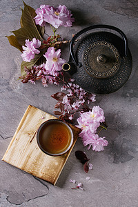茶壶和杯茶与花科