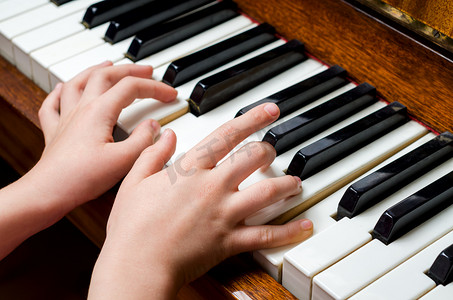 音乐会钢琴摄影照片_弹钢琴的儿童手