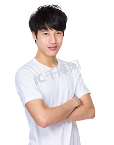 亚洲英俊的男人，在白色 t 恤