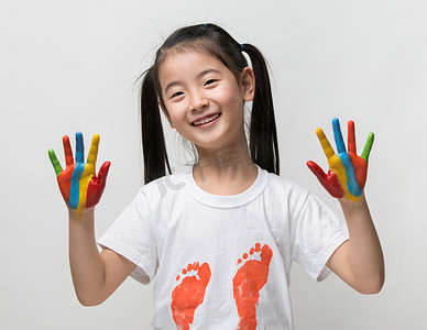 小画家摄影照片_小的亚洲女孩，用手绘多彩涂料中