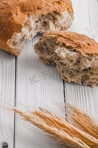 片的面包和小麦的耳朵