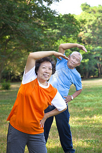 快乐亚洲高级健身情侣在公园里