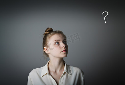 片头点赞摄影照片_女孩在白色和问号