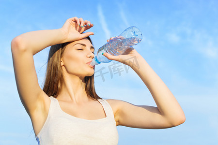 beber摄影照片_可爱的年轻女子饮水后的体育锻炼
