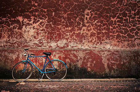 在球衣墙上的旧复古自行车