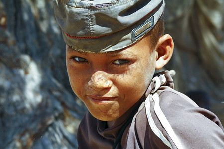 可爱的年轻快乐男孩-非洲贫困儿童的相片