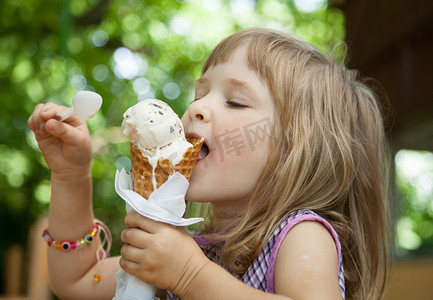 漂亮的小女孩在吃冰激淋