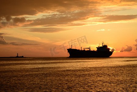 在码头和一艘过往船只的日落
