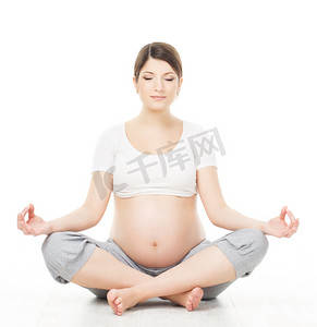 怀孕的女人放松做瑜伽，过去坐在莲花的位置