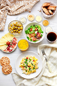 蛋捲摄影照片_新鲜的餐桌。健康的食物。顶视图.
