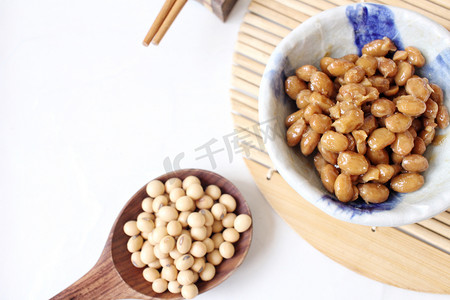 大豆食品摄影照片_纳豆日本食品在白色背景上
