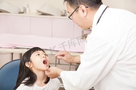 高考啊摄影照片_儿科医生检查孩子的喉咙，用压舌板