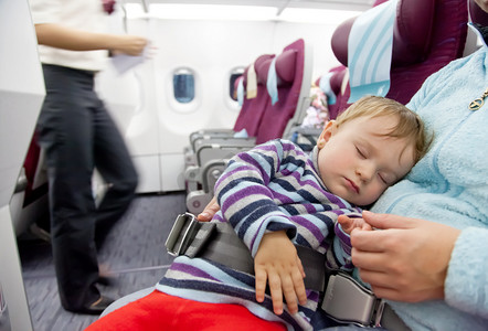  母亲和睡眠两岁女婴乘坐飞机