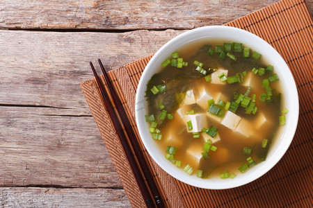 豆腐摄影照片_日本味噌汤在白碗水平顶视图