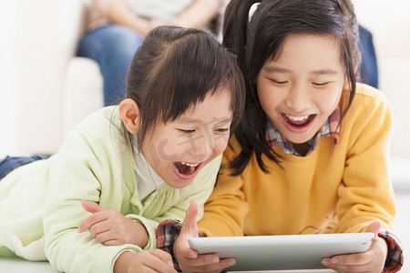 使用平板电脑的快乐亚洲小女孩