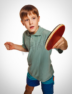 庞克男孩摄影照片_金发碧眼的平庞男人男孩玩乒乓球反手花上衣