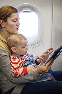 妈妈沙龙摄影照片_妈妈和宝宝的儿子在船上的飞机
