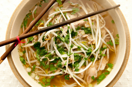 豉油皇炒虾子面摄影照片_Vietnamese pho soup, an ethnic meal of chicken soup