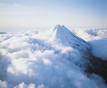 尖峰山峰摄影照片_山峰云海之上