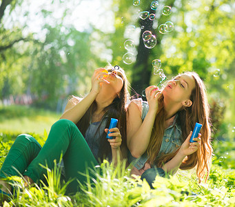 十几岁的少女摄影照片_十几岁的女孩吹肥皂泡