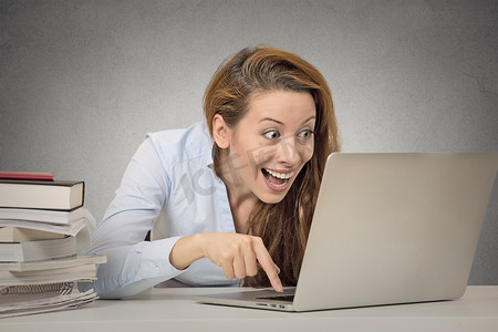 搞笑键盘摄影照片_滑稽的女人工作准备按计算机上输入按钮