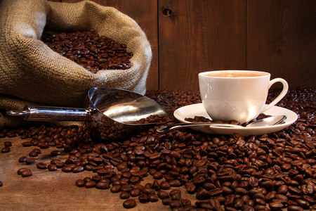 用粗麻布袋的咖啡豆杯咖啡