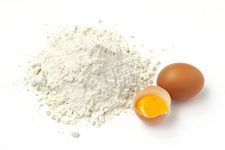 白面粉和鸡蛋被隔绝在白色背景上