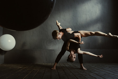 灵活的芭蕾舞演员展示他们的技能