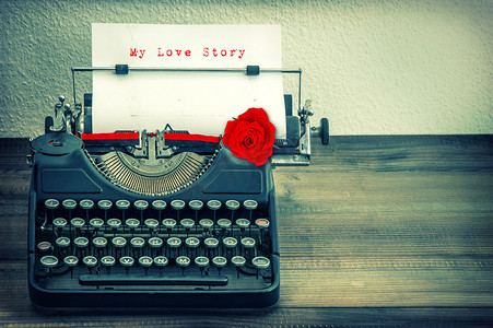 2爱情摄影照片_白皮书与红色玫瑰花的老式打字机。爱 St