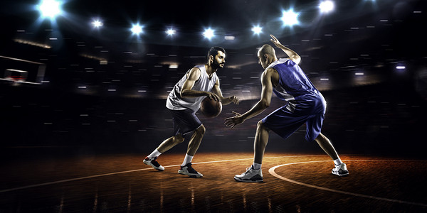 两名篮球运动员在行动