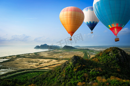 自由设计摄影照片_热气球浮上天空
