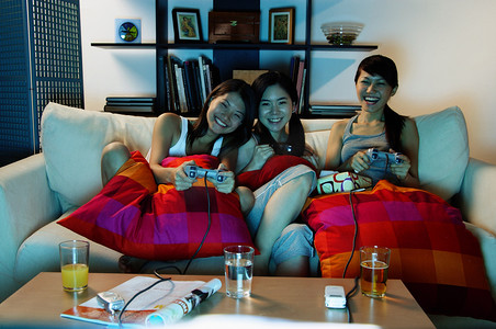 妇女玩视频游戏