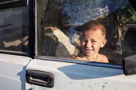 快乐之旅摄影照片_透过窗口看的小男孩