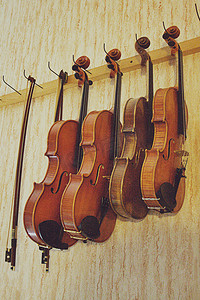 musical摄影照片_组的墙上挂着的小提琴