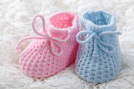 长靴摄影照片_蓝色和粉红色婴儿袜