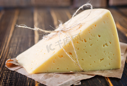 农村做饭摄影照片_木板上的奶酪