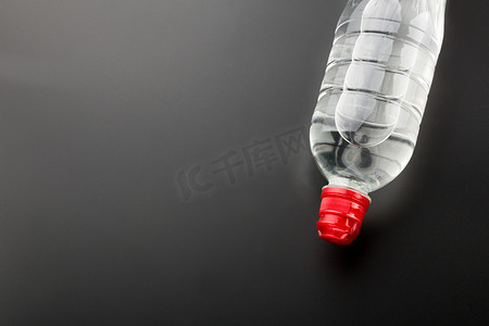 补剂摄影照片_塑料瓶水