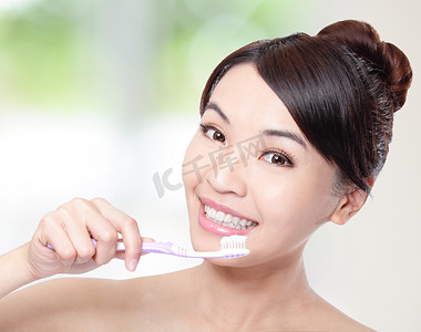 38约惠女神节摄影照片_微笑的女人用牙刷清洁牙齿