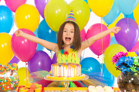 快乐小女孩生日聚会蛋糕的肖像