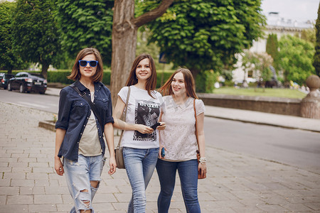 三个漂亮的女孩在步行