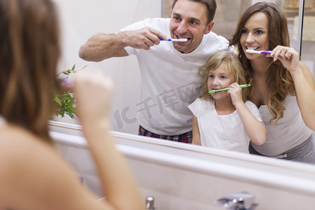 刷牙的家庭