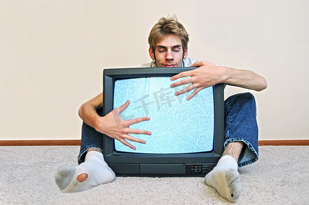 man kramar sin tv